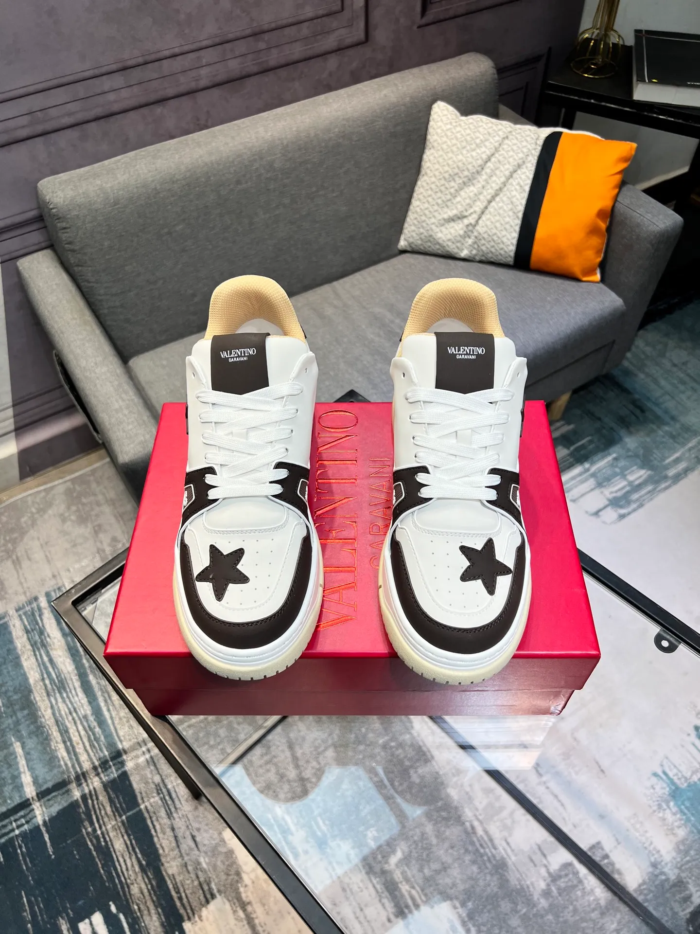 Men's Men's Shoes 💰660 Valentino 2023 early autumn new star shoes are now online! Wang Hedi and Ren Jialun have been worn by many celebrities. Who can refuse the same couple shoes as Wang Hedi! The design of Stars Stab My Heart is cool and spicy. The material of the shoes is cowhide, and every color is beautiful! Size 35-40, men’s size 39-44 (women’s 41, men’s 38, 45🉑️customized)